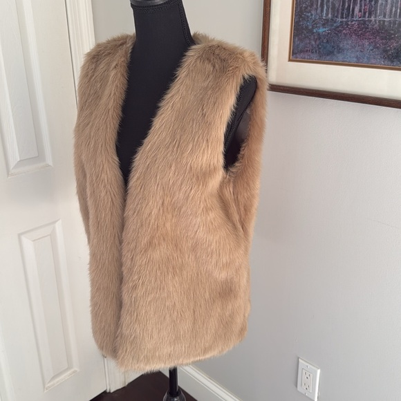 NWOT - Joie Faux Fur Vest - Size Large - Picture 4 of 7